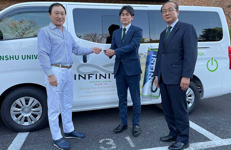 陸上競技部に車寄贈1