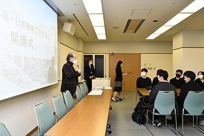 20230202冬期JLC開講-_開講式で挨拶する奥村国際交流センター長
