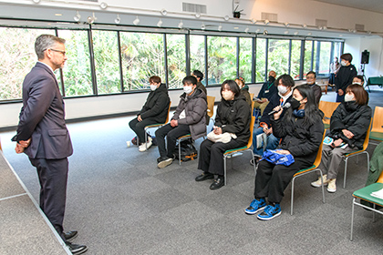 20230207千代田学で「永田町ツアー_スペイン語で積極的に質問する学生たち