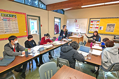 20230214日本語学科カナダでの日本語教育実習がスタート-実習校で指導を受ける専大生ら