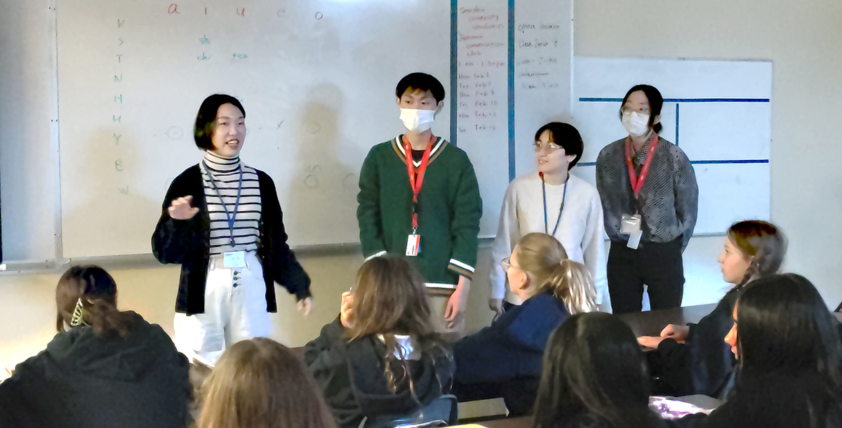 20230214日本語学科カナダでの日本語教育実習がスタート_日本文化の授業で折り紙について解説する専大生