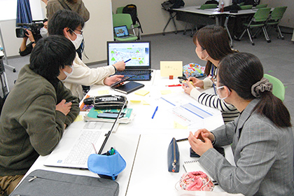 20230221たびふぁん_社会人メンターとともにアイデアを練る学生たち01