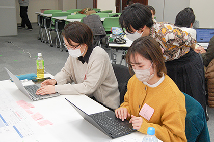 20230221たびふぁん_社会人メンターとともにアイデアを練る学生たち03