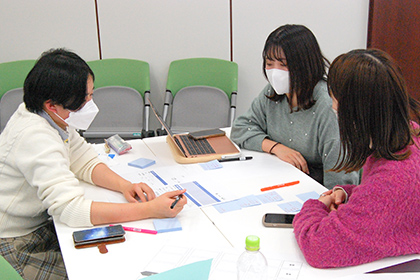 20230221たびふぁん_社会人メンターとともにアイデアを練る学生たち02
