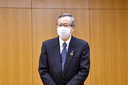 20230224センバツ出場の専大松戸高野球部関係者が専大を訪問_佐々木学長