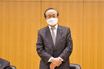 20230224センバツ出場の専大松戸高野球部関係者が専大を訪問_松木理事長