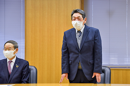 20230224センバツ出場の専大松戸高野球部関係者が専大を訪問_あいさつする持丸監督