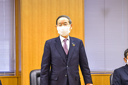 20230224センバツ出場の専大松戸高野球部関係者が専大を訪問_富山尚德理事長