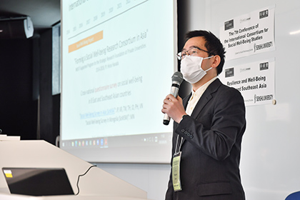 20230315社会知性開発研究センター_公開シンポジウムの趣旨説明を行う金井雅之人間科学部教授