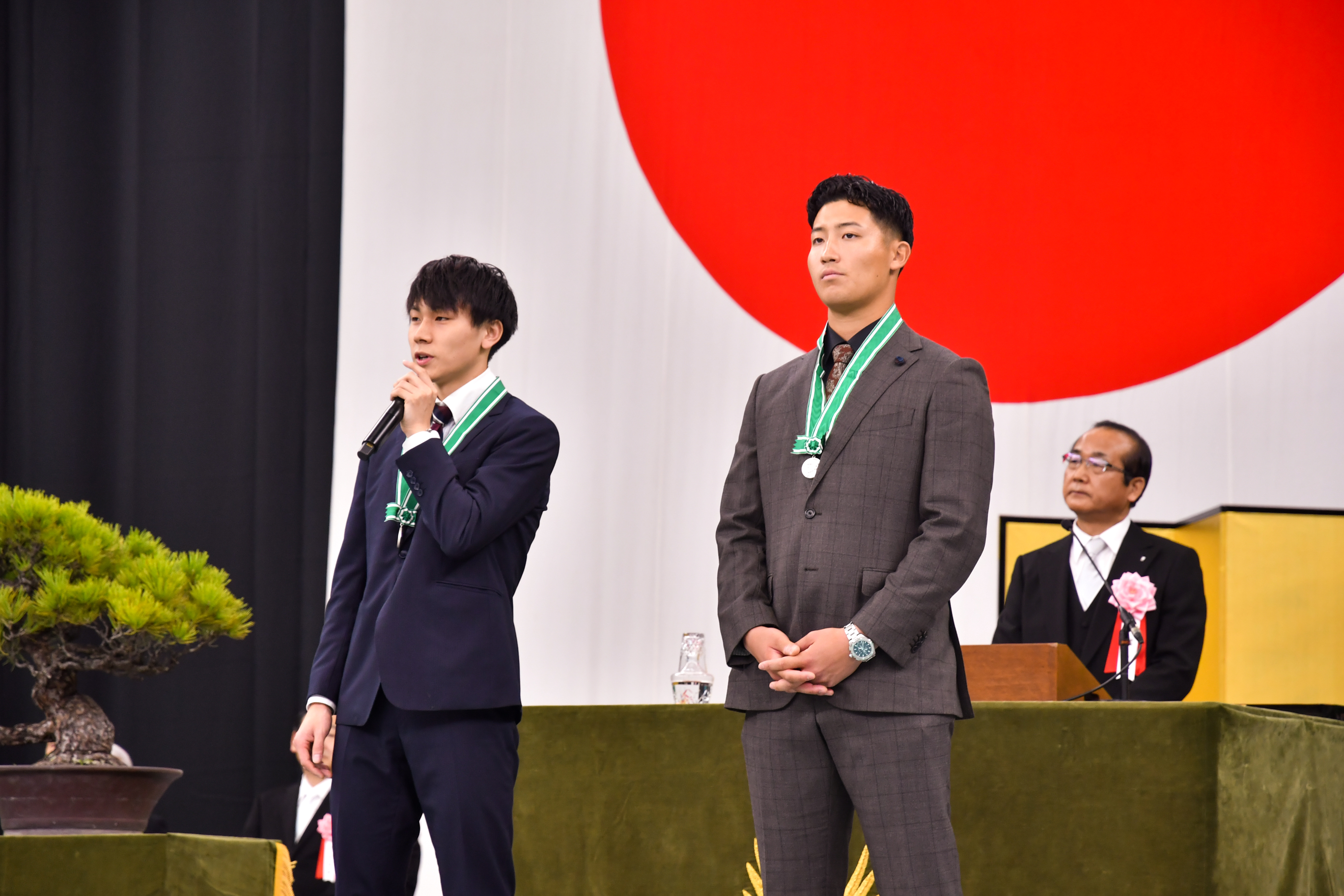 2022年度卒業式5 森重さん、菊地さん