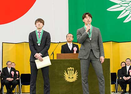 2023年度卒業式3 野々村さん、西舘さん
