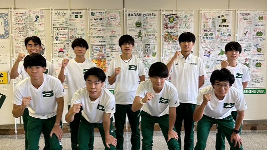 育友会応援旗の前