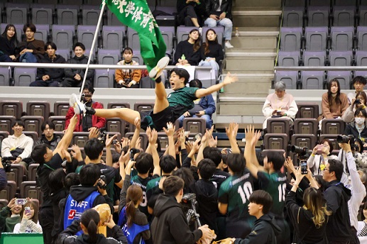 インカレ優勝_胴上げ_主将