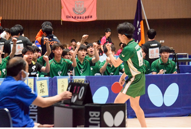 溜選手ガッツポーズ