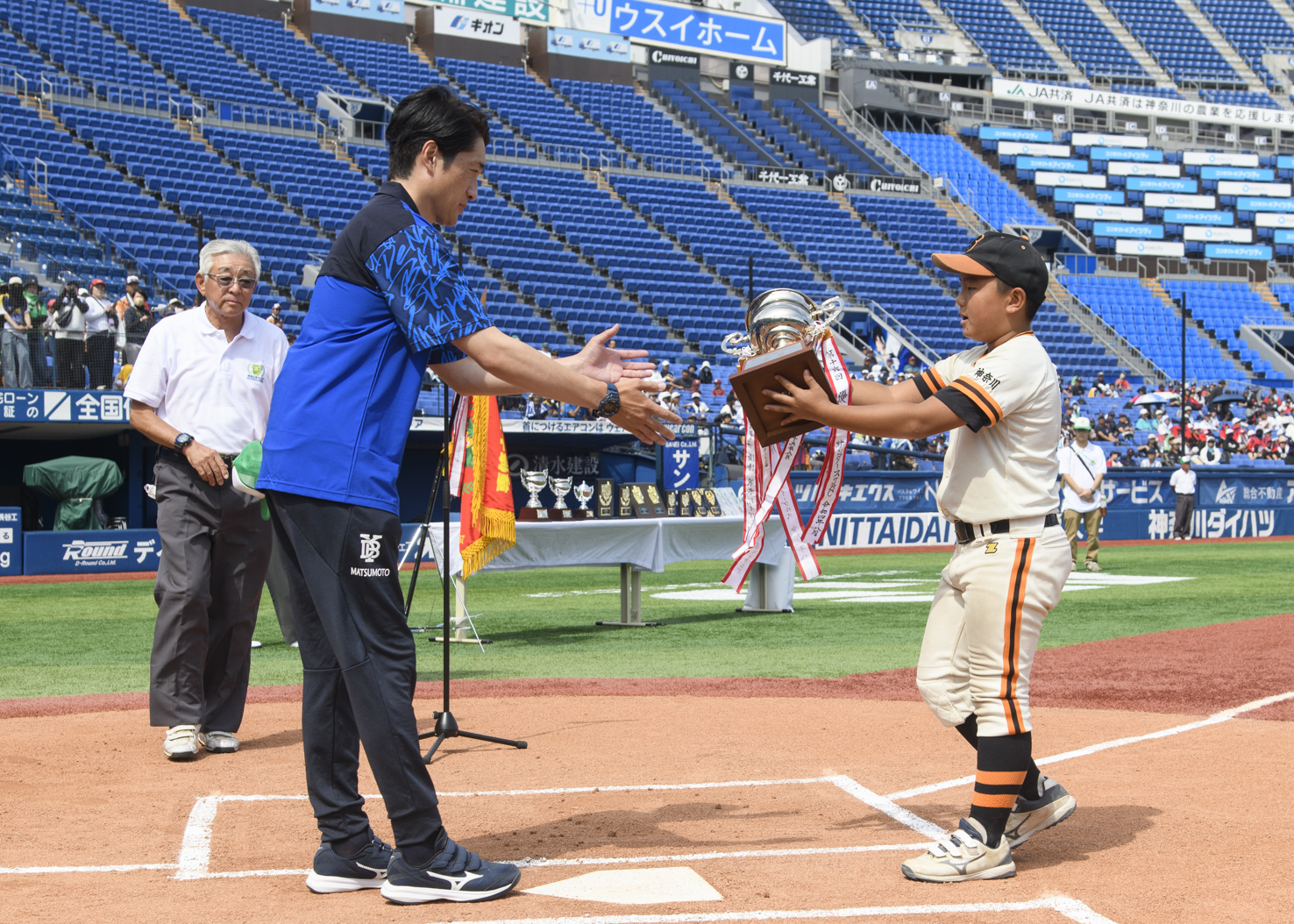 優勝カップ返還