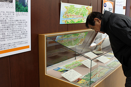 20181112生田キャンパス70周年_昭和の南武線・小田急線の鉄道路線案内図などを展示している