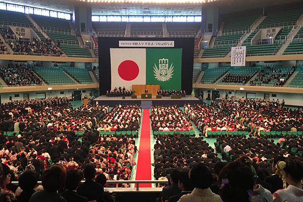 平成28年度卒業式 学位記授与式 4279人が新たな一歩を踏み出す 専修大学 平成28年度卒業式 学位記授与式 4279人が新たな一歩を踏み出す 専修大学