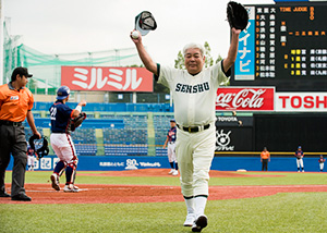 東都のレジェンド・芝池博明さん神宮のマウンドに立つ02
